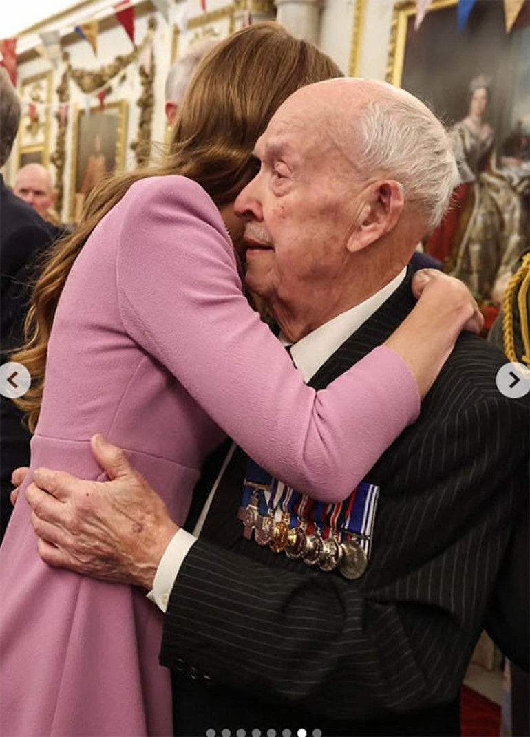 Öyle bir sarıldı ki 88 yaşındaki misafirini neredeyse ağlatıyordu