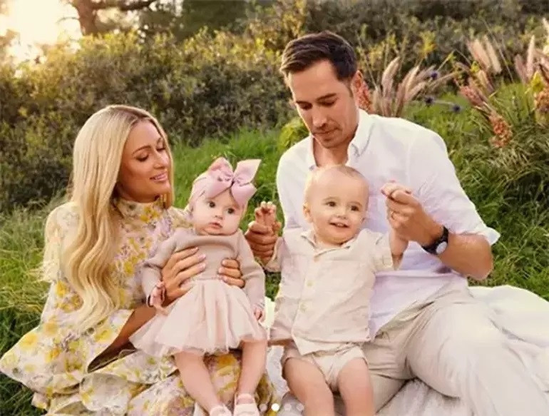  Sosyetik güzel çocuklarını da kendine benzetti… En pahalı markaların özel tasarımlarını giyiyorlar