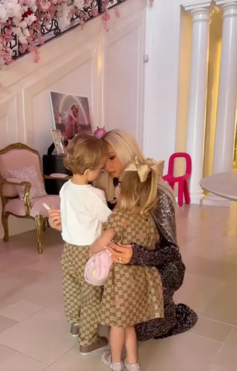  Sosyetik güzel çocuklarını da kendine benzetti… En pahalı markaların özel tasarımlarını giyiyorlar