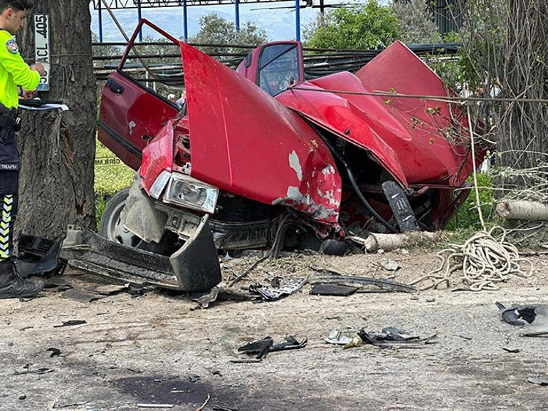 İzmirde 3 otomobilin karıştığı kaza: 1 ölü, 3 yaralı