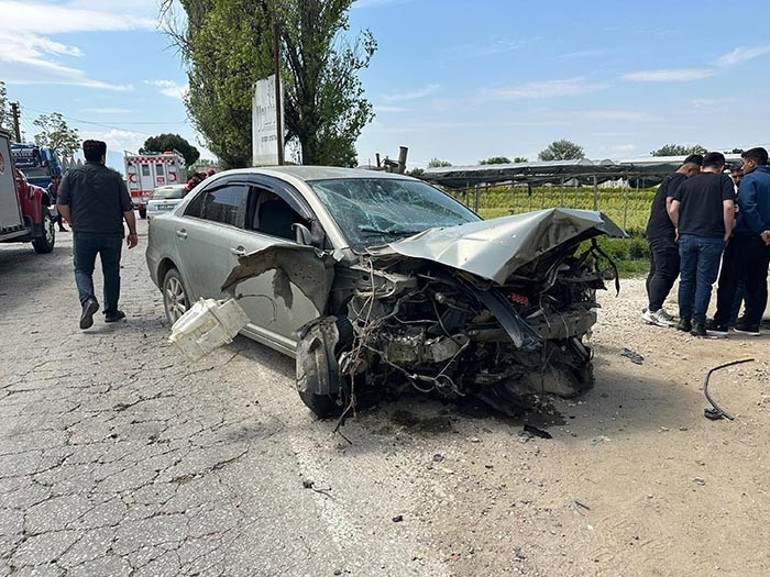 İzmirde 3 otomobilin karıştığı kaza: 1 ölü, 3 yaralı