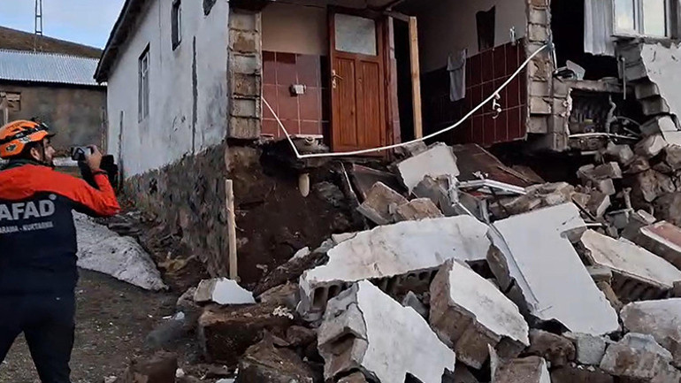 Son dakika... Ağrıda 4.3 büyüklüğünde deprem İki köyde hasar oluştu