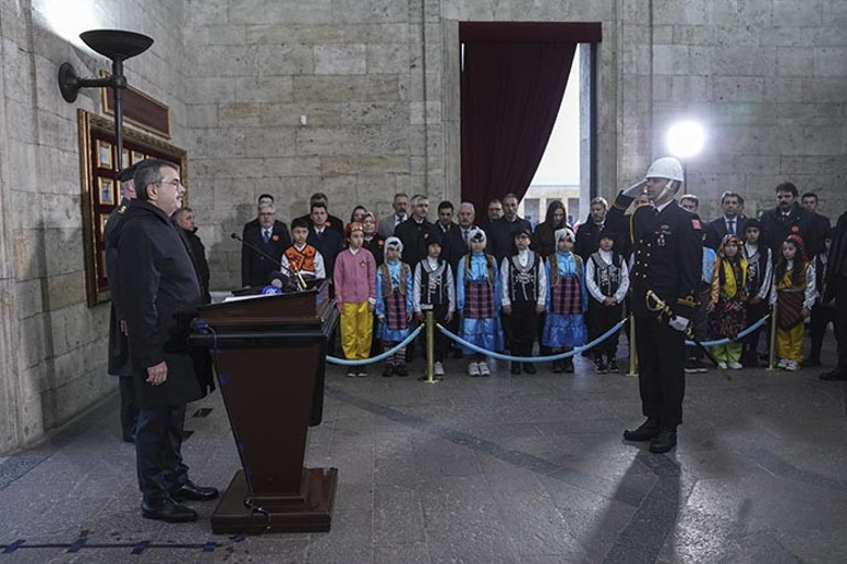 Atanın çocuklara armağanı 23 Nisan: Milli Eğitim Bakanı Yusuf Tekin Anıtkabirde