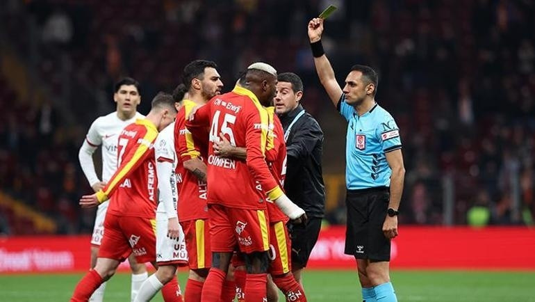 Galatasaray-Gençlerbirliği maçı sonrası Osimhen çılgına döndü Hakemin üzerine yürüdü