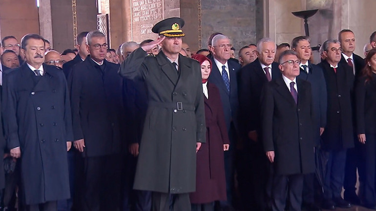 TBMM Başkanı Kurtulmuş ve beraberindeki heyet Anıtkabiri ziyaret etti