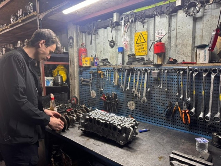  Her telefonda işin aslını anlatmaya çalışıyorlar