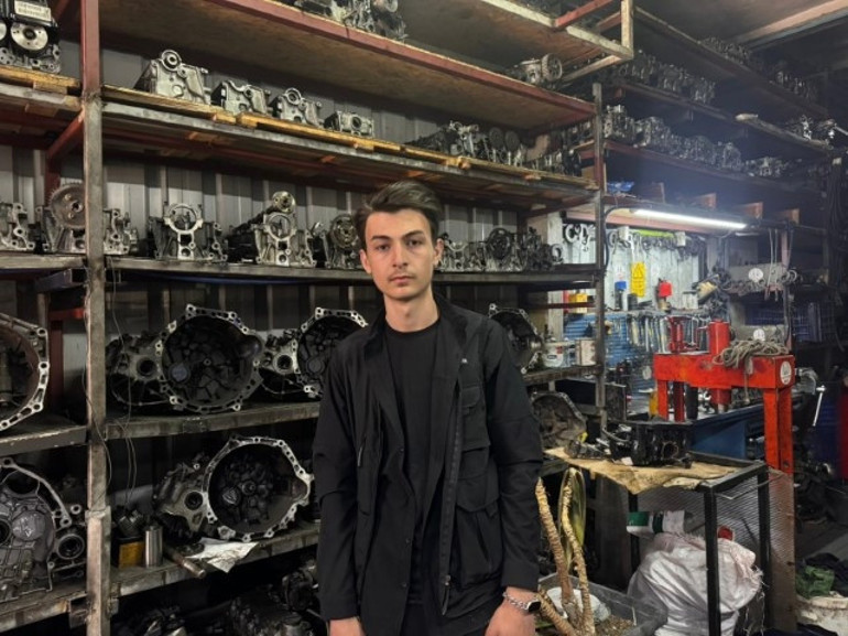  Her telefonda işin aslını anlatmaya çalışıyorlar