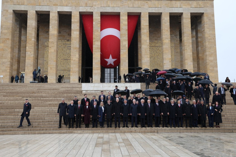 TBMM Başkanı Kurtulmuş ve beraberindeki heyet Anıtkabiri ziyaret etti