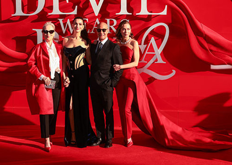 Hollywoodun ünlü yüzü bir röportajda İnşallah demişti... Galada hayranı Kuran-ı Kerim hediye etti