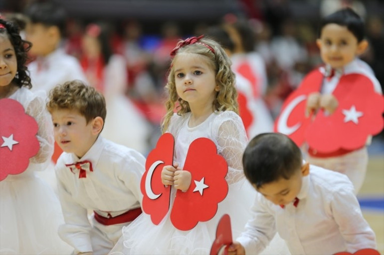  Miniklerden renkli gösteriler