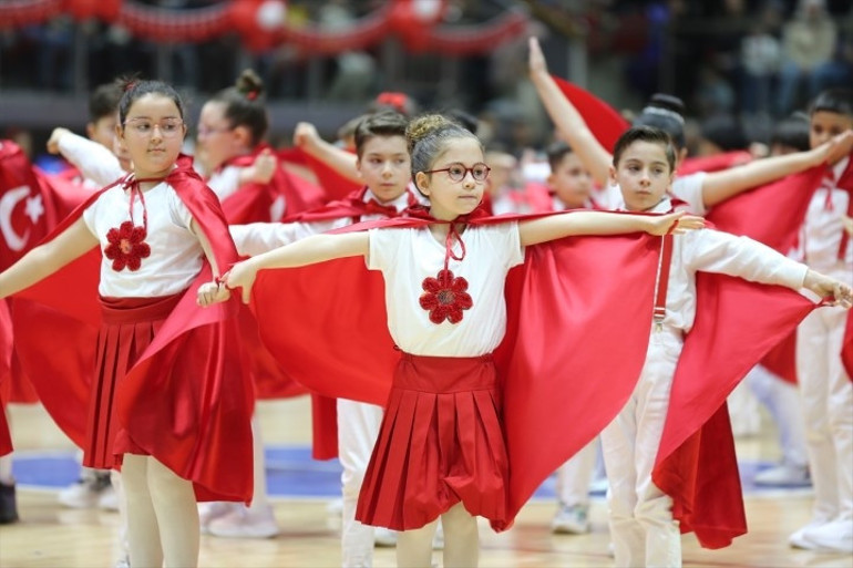  Miniklerden renkli gösteriler