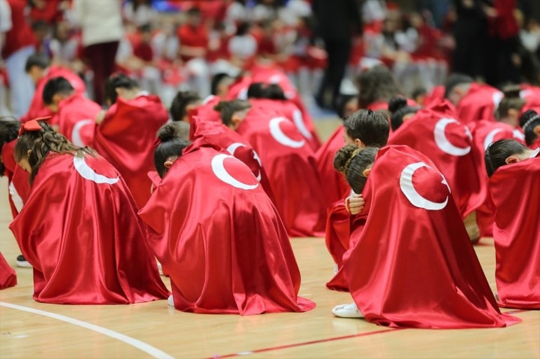  Miniklerden renkli gösteriler