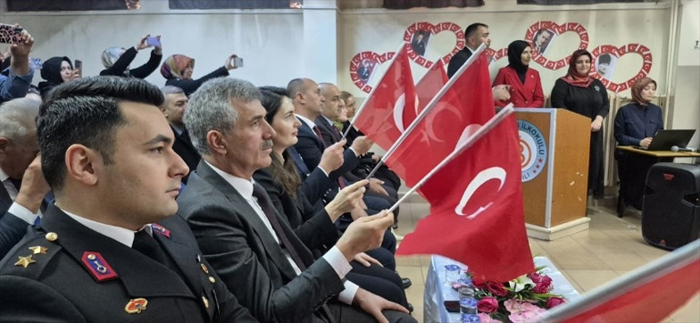  Miniklerden renkli gösteriler