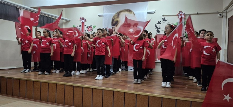  Miniklerden renkli gösteriler