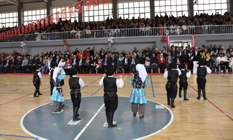  Miniklerden renkli gösteriler