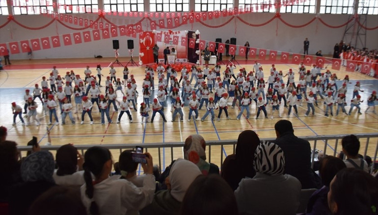  Miniklerden renkli gösteriler