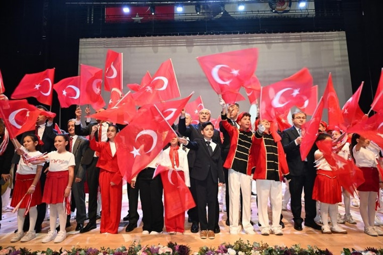  Miniklerden renkli gösteriler