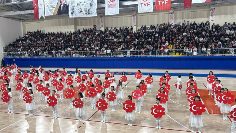  Miniklerden renkli gösteriler