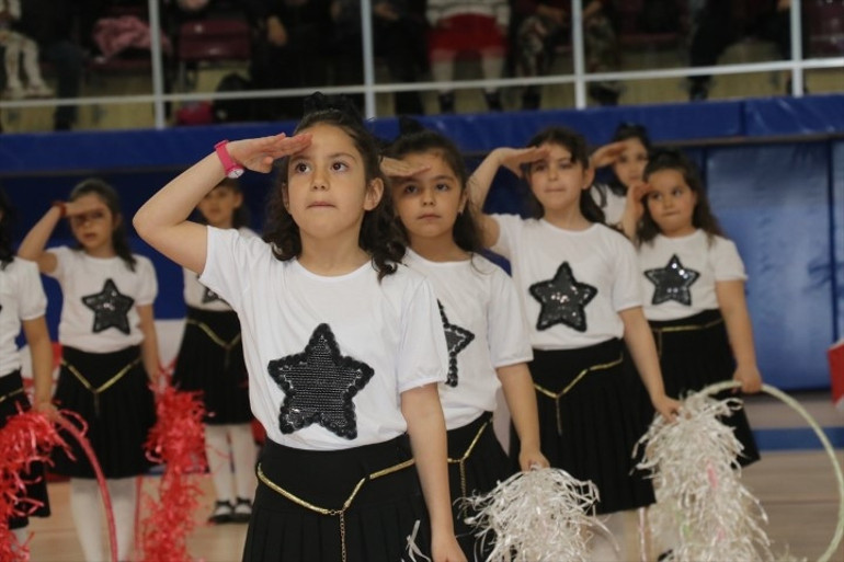  Miniklerden renkli gösteriler