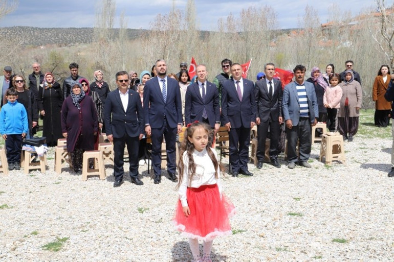  Miniklerden renkli gösteriler