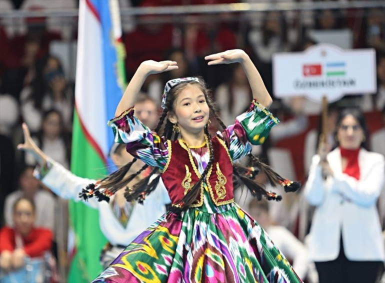  Miniklerden renkli gösteriler