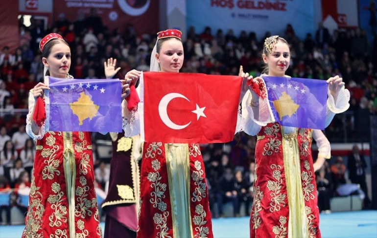  Miniklerden renkli gösteriler