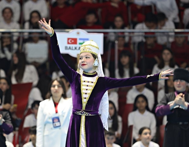  Miniklerden renkli gösteriler