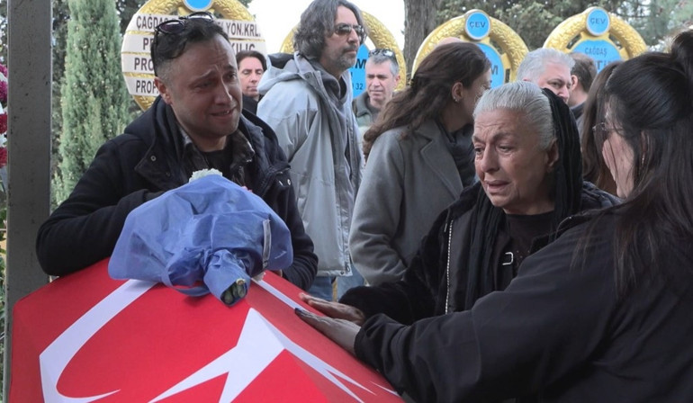 Oyuncu Ferdi Atuner için AKMde tören düzenlendi... Babam en sevdiği yerde bize veda ediyor