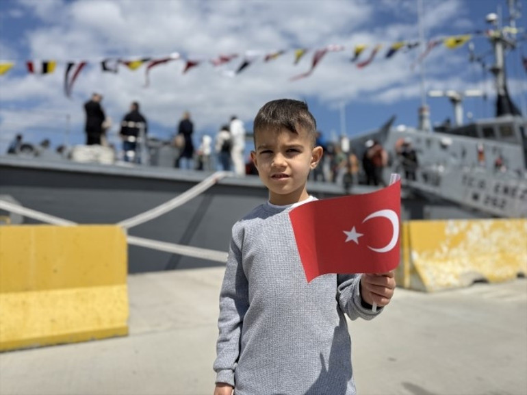  Miniklerden renkli gösteriler