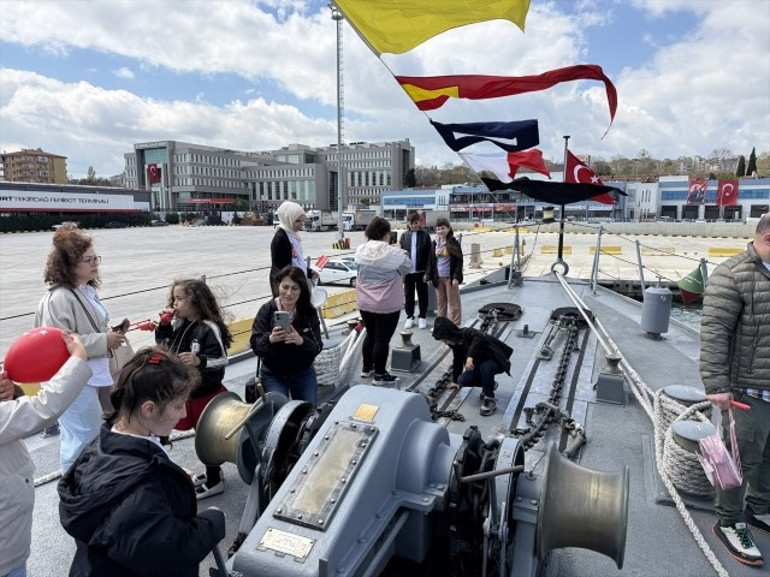  Miniklerden renkli gösteriler