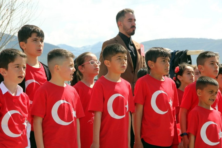  Miniklerden renkli gösteriler