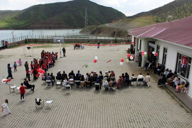  Miniklerden renkli gösteriler