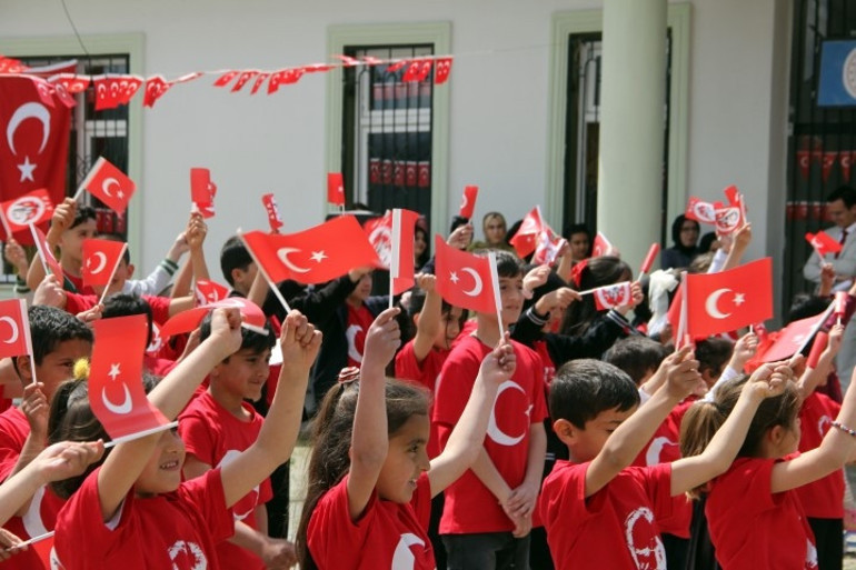  Miniklerden renkli gösteriler