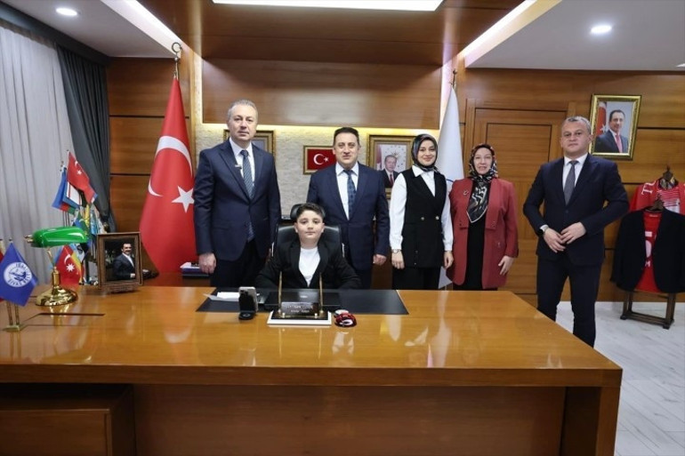  Miniklerden renkli gösteriler