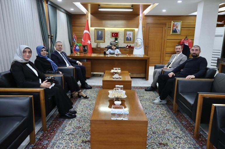  Miniklerden renkli gösteriler