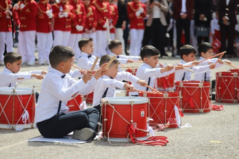 Konyadaki okulda ilginç kutlama | Yurttan 23 Nisan manzaraları: Miniklerden renkli gösteriler