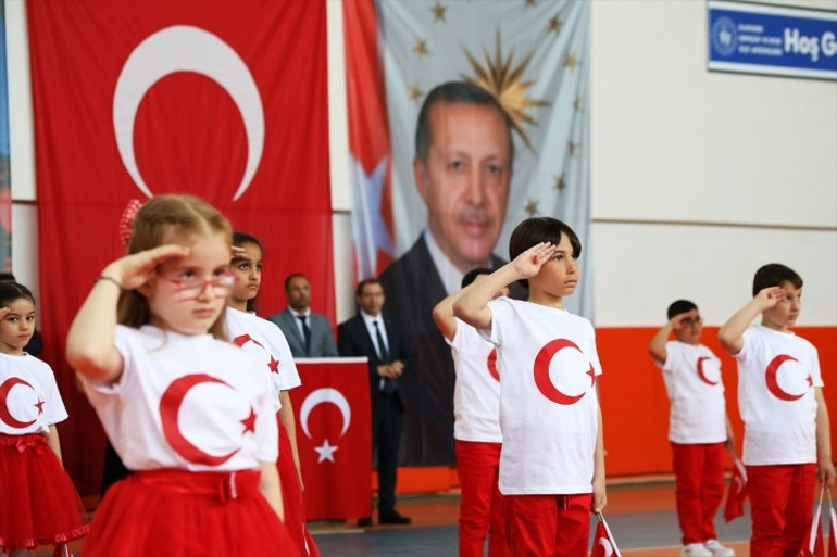 Konyadaki okulda ilginç kutlama | Yurttan 23 Nisan manzaraları: Miniklerden renkli gösteriler