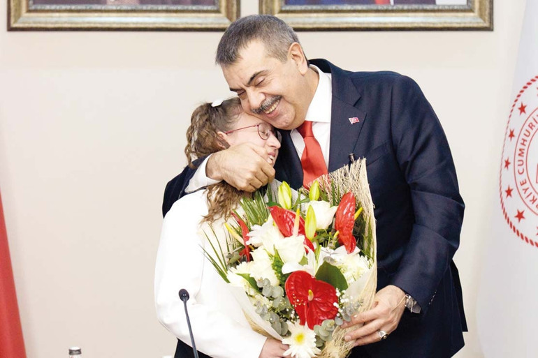Yağmur çamur demedik atam sana geldik