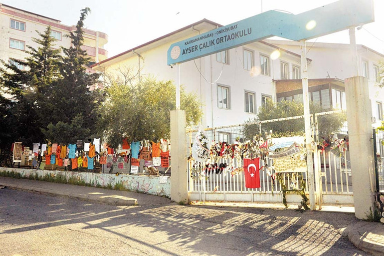 Yağmur çamur demedik atam sana geldik