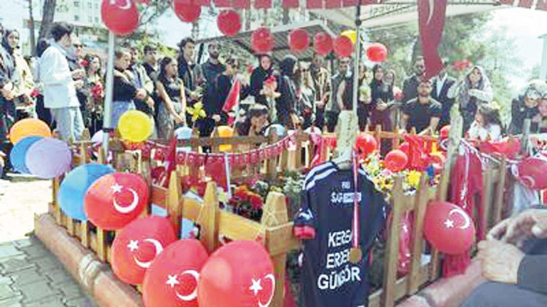 Yağmur çamur demedik atam sana geldik