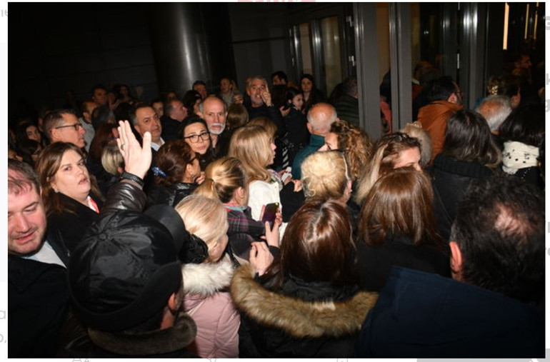 Kuyrukta kavga çıktı... Krizlerin müzikali Gırgıriye