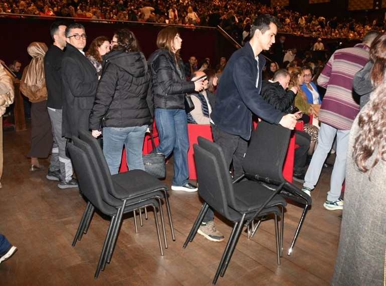 Kuyrukta kavga çıktı... Krizlerin müzikali Gırgıriye