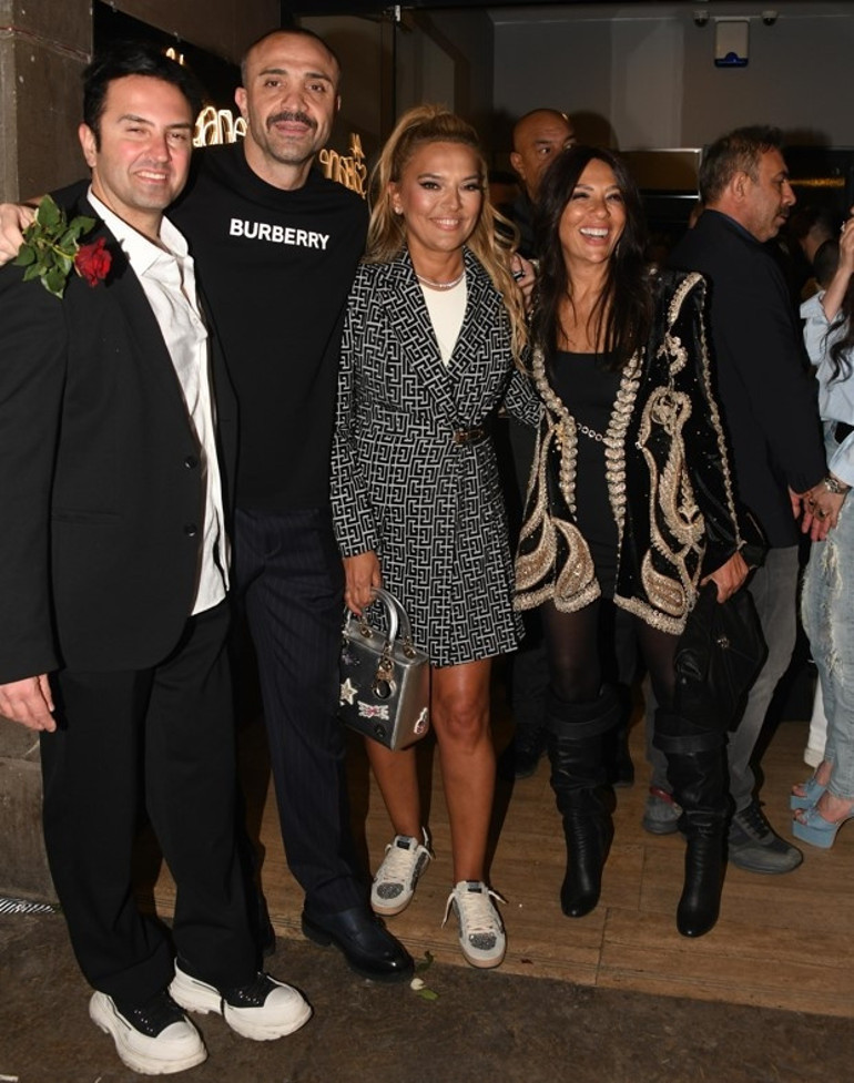 Demet Akalın yeni yaşını kutladı