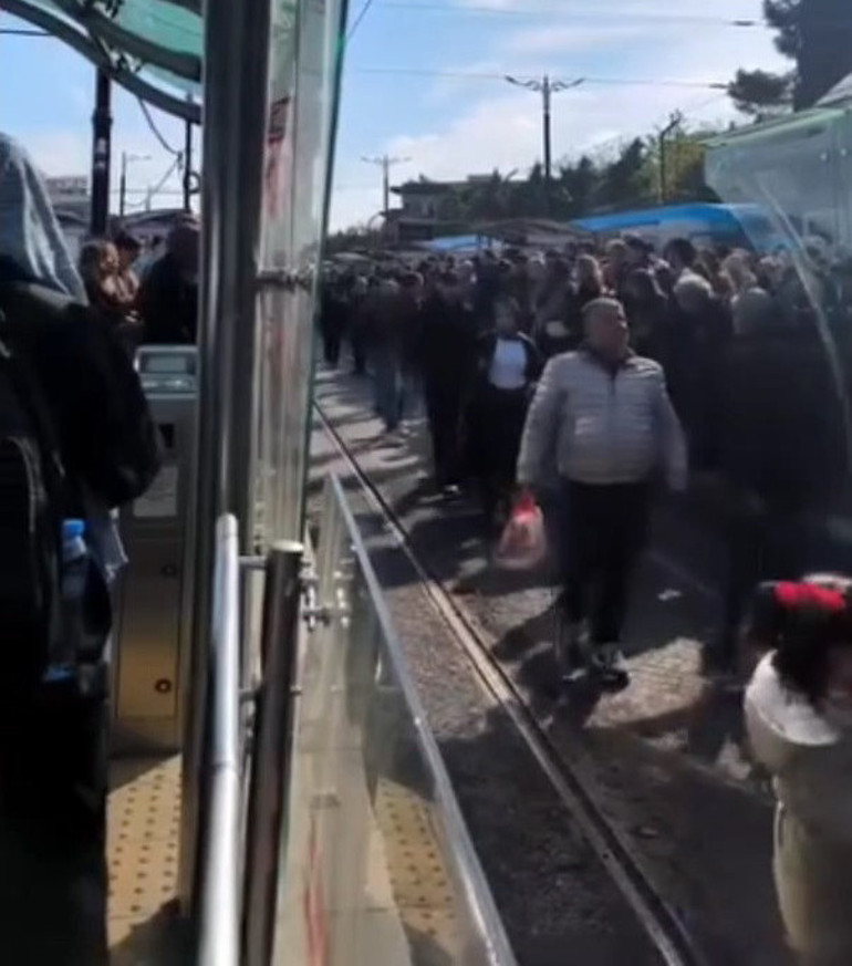  Yolcular raylarda yürüdü