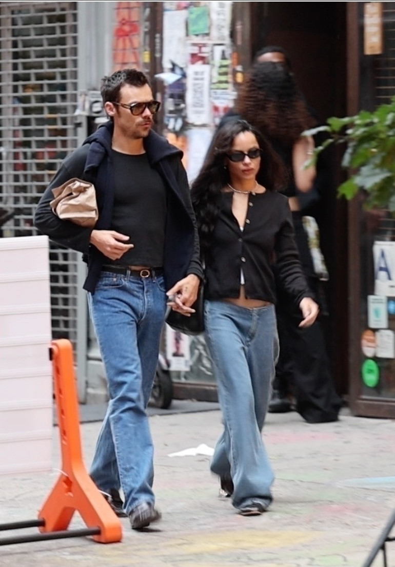 ‘Baba korkusu’ çapkınlığa ağır bastı… Ünlü çift 8 ayda nişanlandı