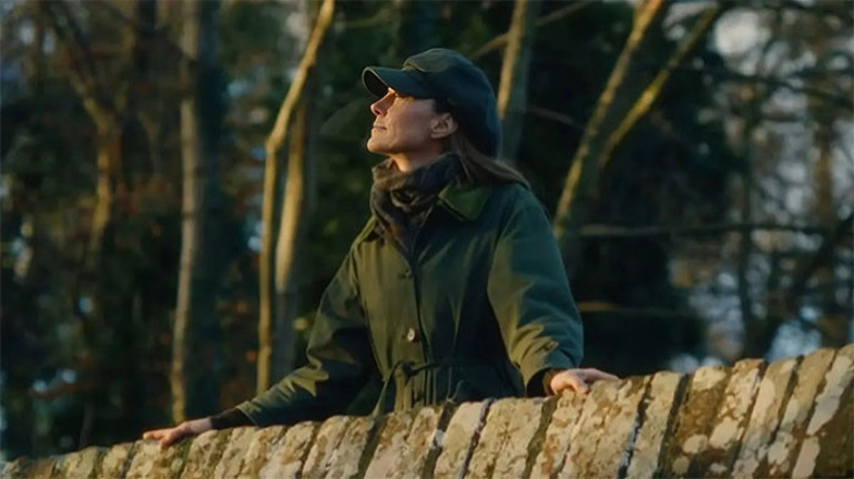 Herkes ona gıpta ederken ölümle savaşıyordu… Sanki prenses değil orman perisi… Ağaçlar en yakın dostu oldu