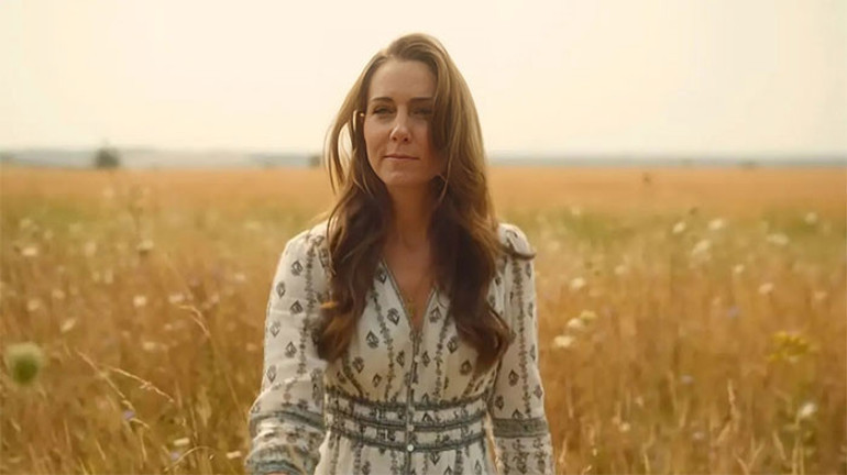 Herkes ona gıpta ederken ölümle savaşıyordu… Sanki prenses değil orman perisi… Ağaçlar en yakın dostu oldu