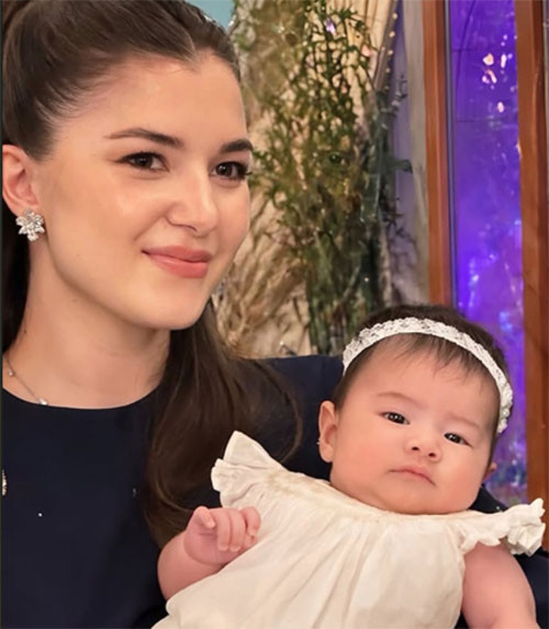 Milyarder dedesi kim bilir ona ne sürprizler yapacak... Daha nasıl bir ailede doğduğunun farkında değil... Yokluk nedir bilmeden büyüyecek