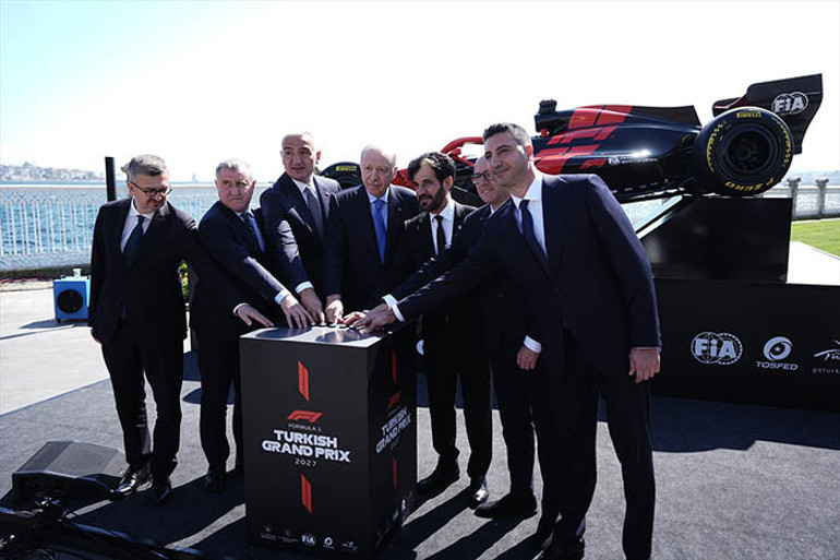 Cumhurbaşkanı Erdoğan, konuşmasının ardından 2027 yılında gerçekleşecek F1 Türkiye GP'nin sembolik startı için butona bastı.