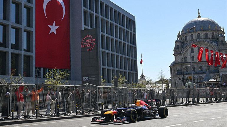 Formula 1in Türkiyeye dönüşü dünya basınında yankı uyandırdı İkonik yarış geri dönüyor Unutulmaz İstanbul pisti yeniden F1de